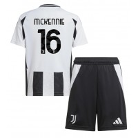 Camiseta Juventus Weston McKennie #16 Primera Equipación para niños 2024-25 manga corta (+ pantalones cortos)